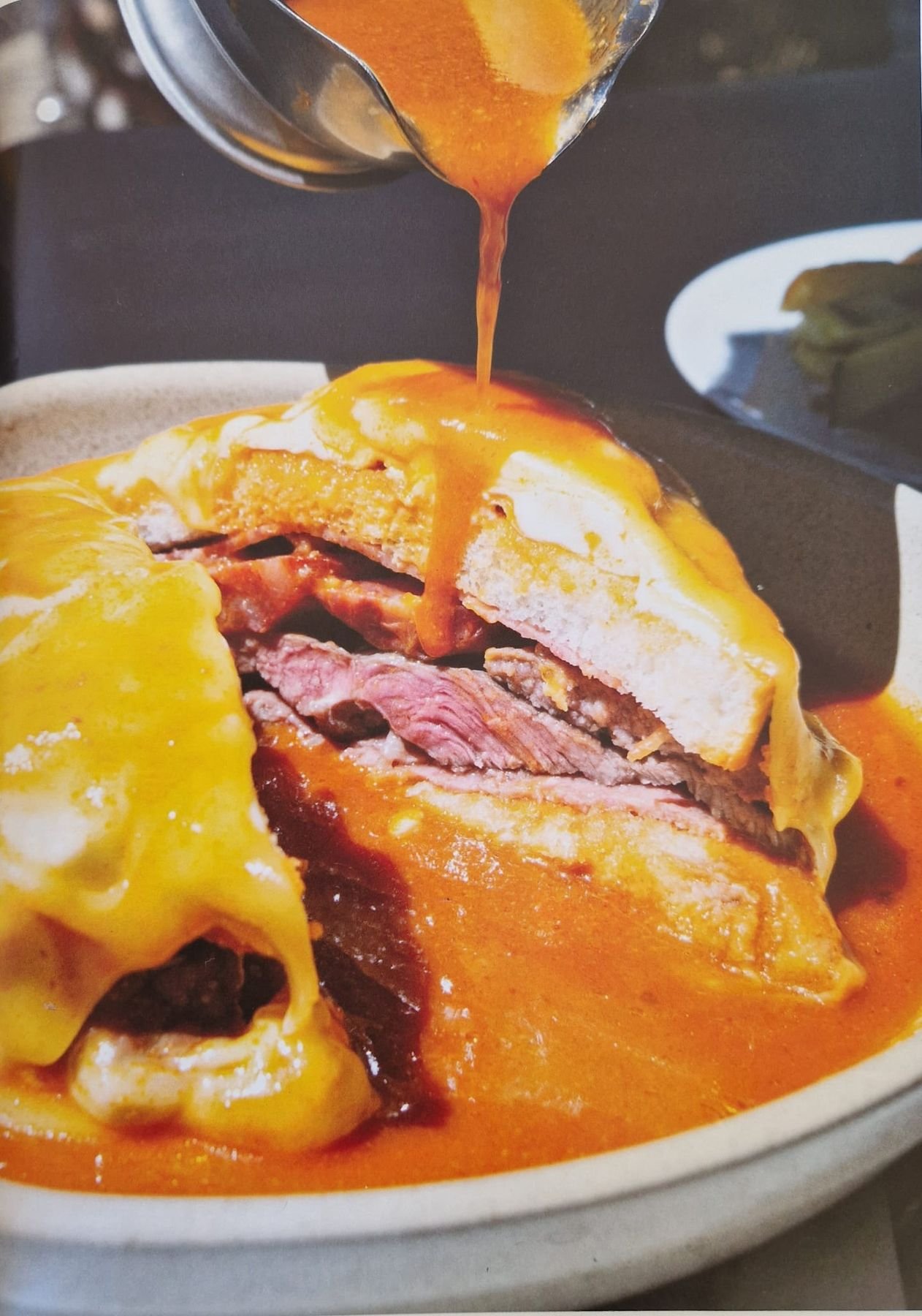 Francesinha do Offline com o molho da casa