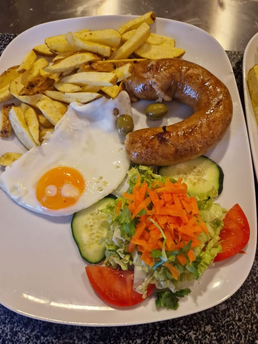 Prato de carne com ovo, batata frita e salada